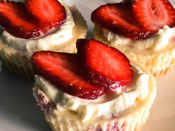 Mini raspberry cheesecakes