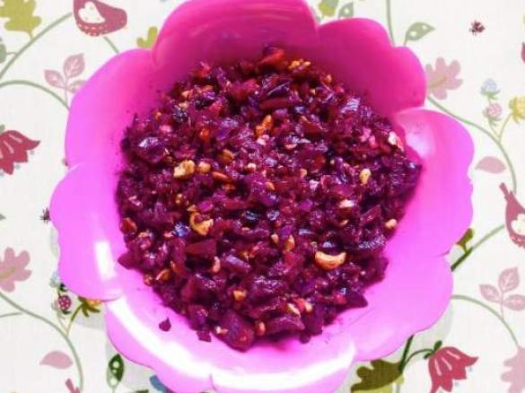 Beetroot and cashew salad