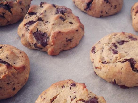 Healthy Peanut Butter and Choc Chip Cookie Dough Drops