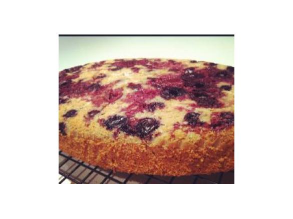 Healthy grain cherry macaroon cake