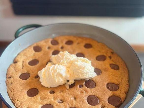 Janine's Giant Cast Iron Choc Chip Cookie - Thermie and Friends