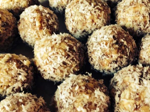 Bliss balls - a healthy snack