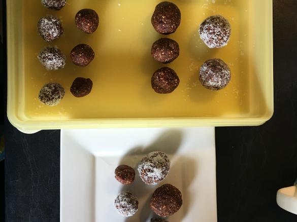 Date & Goji berrie bliss balls