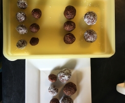 Date & Goji berrie bliss balls