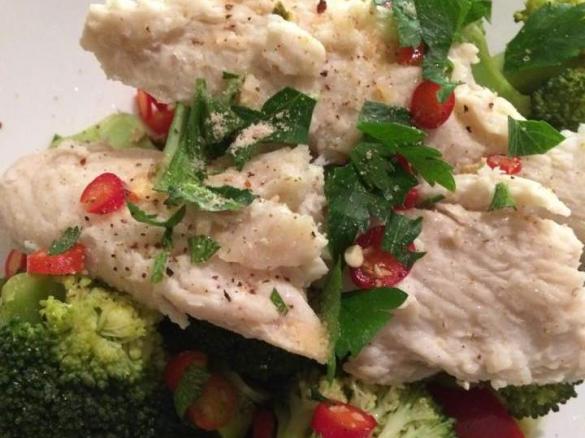 Paleo steamed Fish with broccoli and capsicum 