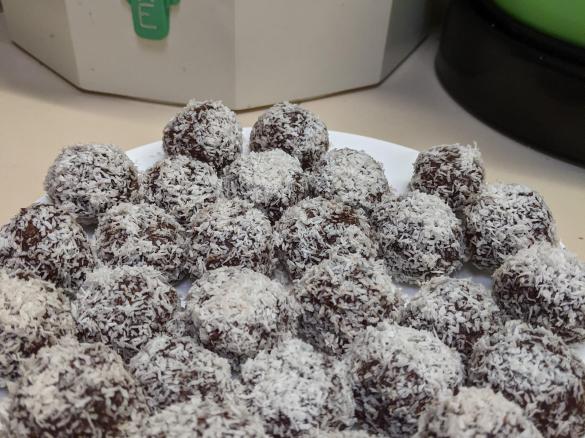 Fig and almond bliss balls
