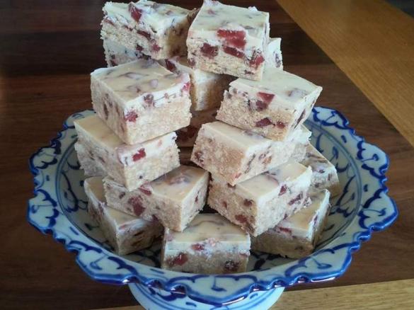 White chocolate turkish delight slice