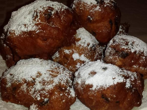 Oliebollen (Dutch doughnuts)