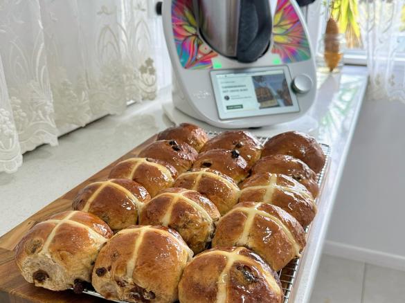 THERMOMUMMA HOT CROSS BUNS