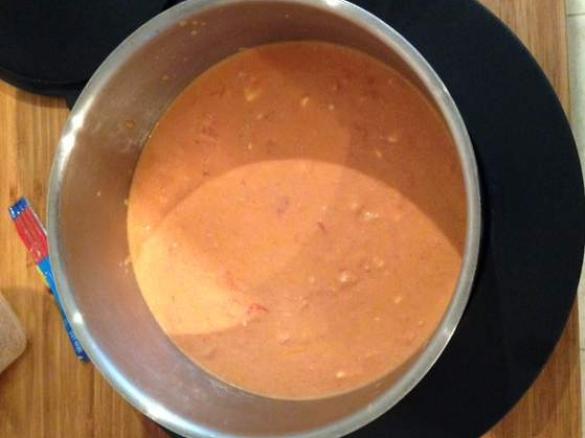 Cheese dip with corn chips