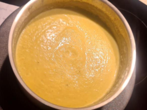 Creamy Garlic Cauliflower Soup