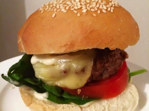 THE MOST SIMPLE AND TASTY BEEF BURGERS