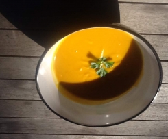 Easy Roasted Pumpkin and Garlic Soup 