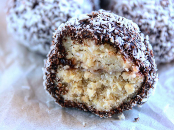 Raw vegan lamington balls (by @healthyfrenchwife)