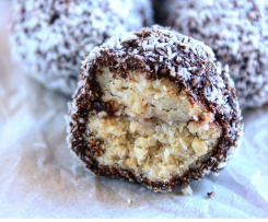 Raw vegan lamington balls (by @healthyfrenchwife)