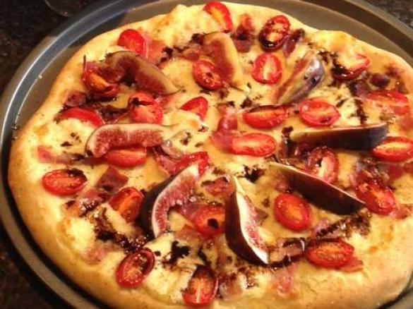Pesto Pizza with Prosciutto, Mozzarella and Fig