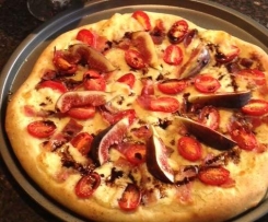 Pesto Pizza with Prosciutto, Mozzarella and Fig