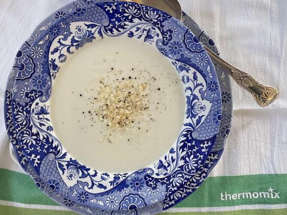 Cauliflower soup with coconut milk