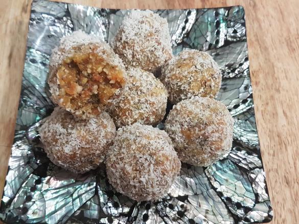 Peach and Macadamia Bliss Balls