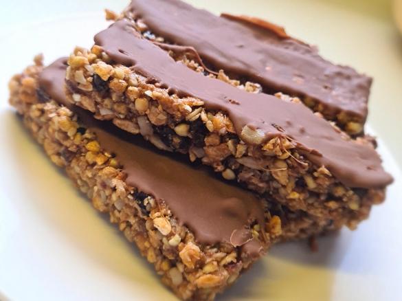 Mixed Berry no-bake muesli bar