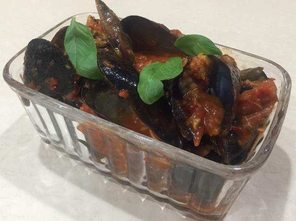 Steamed chilli mussels with tomato sauce