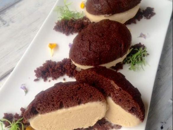 Easter Egg Icecream Cakes - Chocolate, Date & Ginger Cakes w. Coconut Ginger Icecream