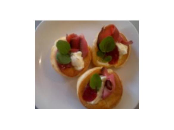Mini Yorkshire Puds with Rare Roast Beef and Cranberry Sauce (adapted from Delicious)