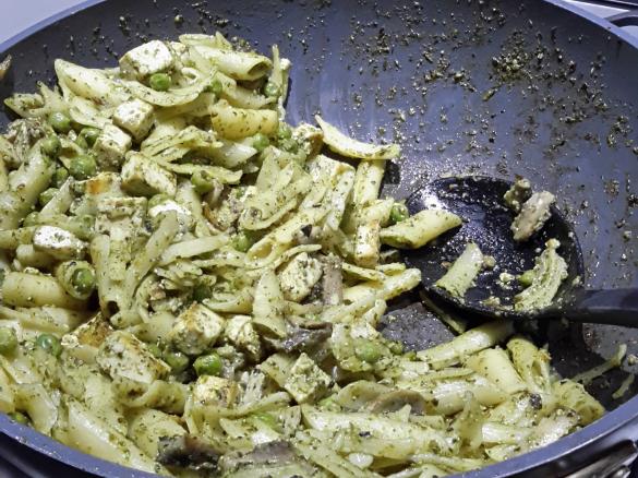 Vegan pesto pasta by @carrotsandflowers