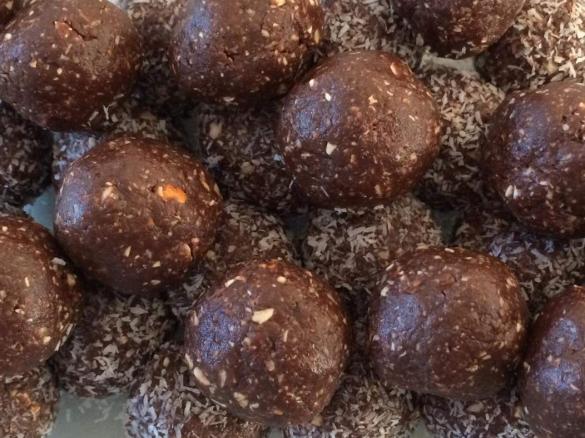 Peanut butter chocolate bliss balls 