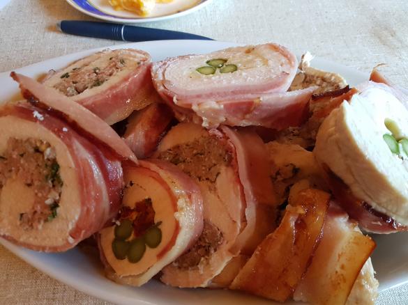 LCHF Chicken breasts wrapped in bacon, creamy sage & butter sauce