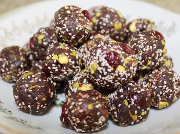 Raw Chocolate, Chia, Cranberry & Pistachio Energy Balls