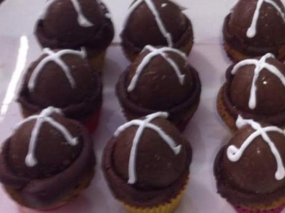 Hot Cross Bun Cupcakes
