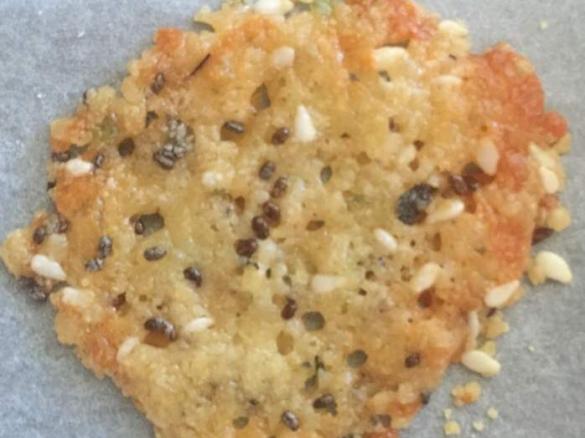 LCHF Cheese Herb Crackers