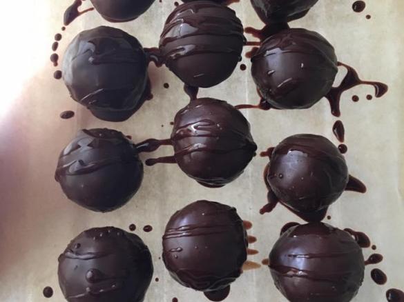 Raw Choc Covered Christmas Pudds