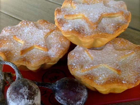 Pear, cranberries, Goji Berries and Dates Christmas Mince Pies