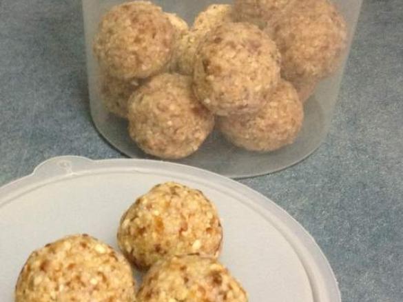 Chewy Cashew Balls