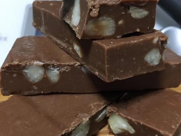 Chocolate macadamia fudge