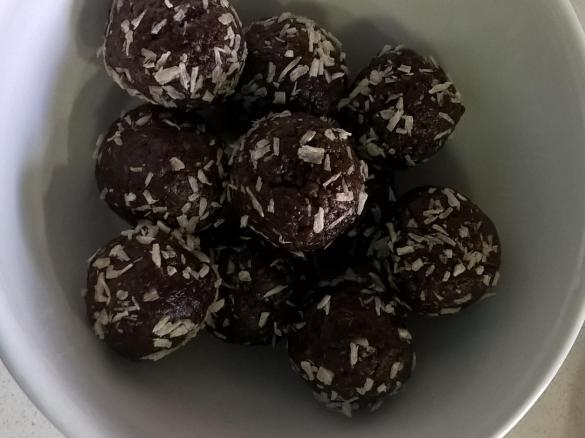 Date & almond minty snack balls