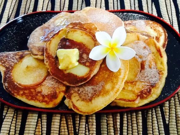 Apple, cinnamon and yogurt pancakes