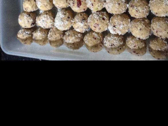 Cranberry and pistachio white chocolate balls