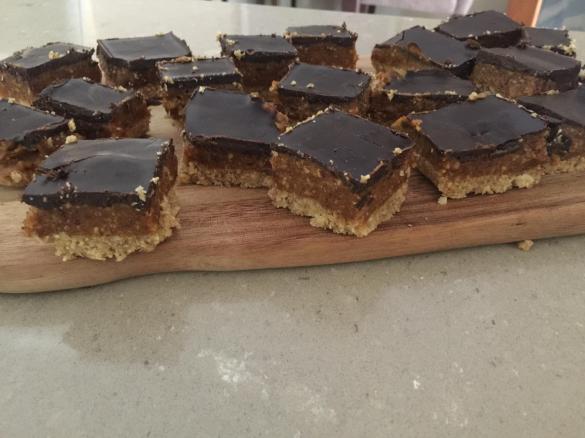 Raw nutty caramel slice!! (HEALTHY)