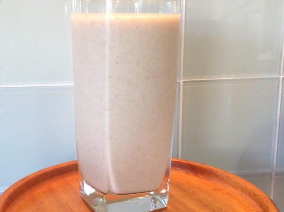 Creamy banana smoothie with cashews and linseeds