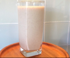 Creamy banana smoothie with cashews and linseeds