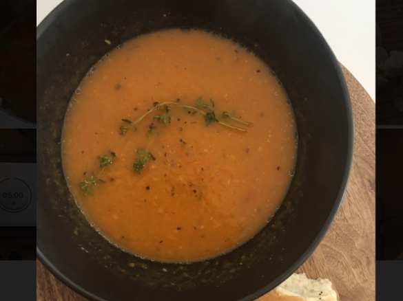 Best ever roast garlic and tomato soup