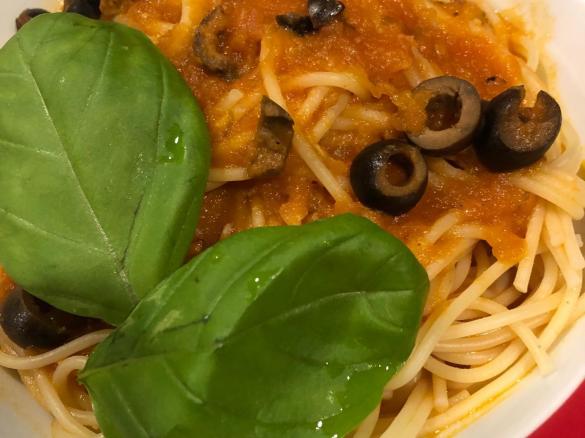 Pasta with spicy tomato sauce