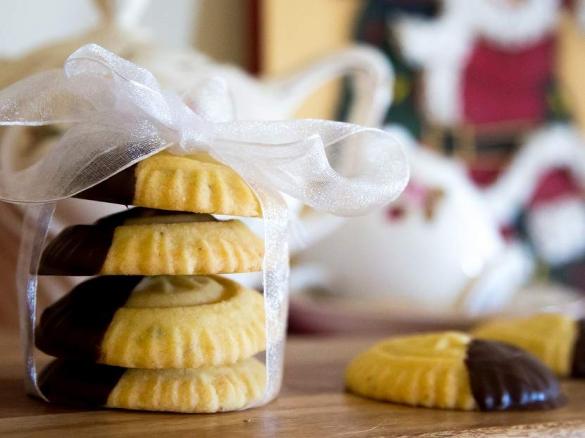 Pistachio and dark chocolate dipped shortbread