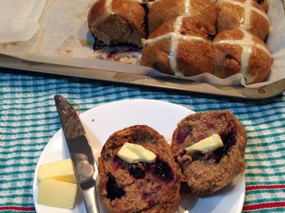 Zesty spelt blueberry hot cross buns (low fructose)