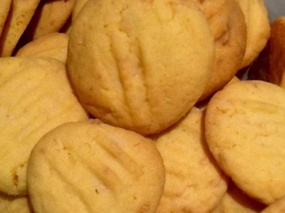 Custard and white chocolate biscuits