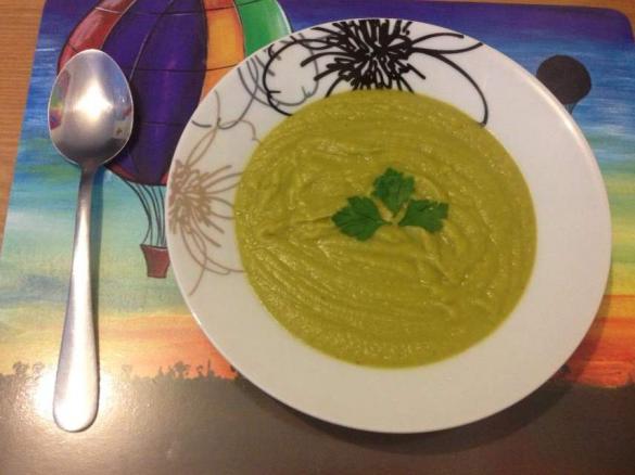 Broccoli, chickpea and roasted garlic soup