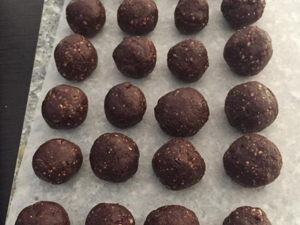 Variation Chocolate, date and peanut butter balls